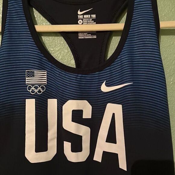 Nike‎   - Picture 2 of 5